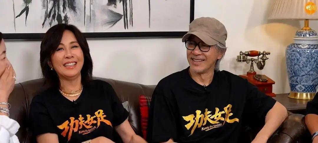 刘嘉玲当面“质问”周星驰：为什么不让我踢球？周星驰咧嘴一笑，手一摊：“你来演，谁还看她们踢球啊？”刘