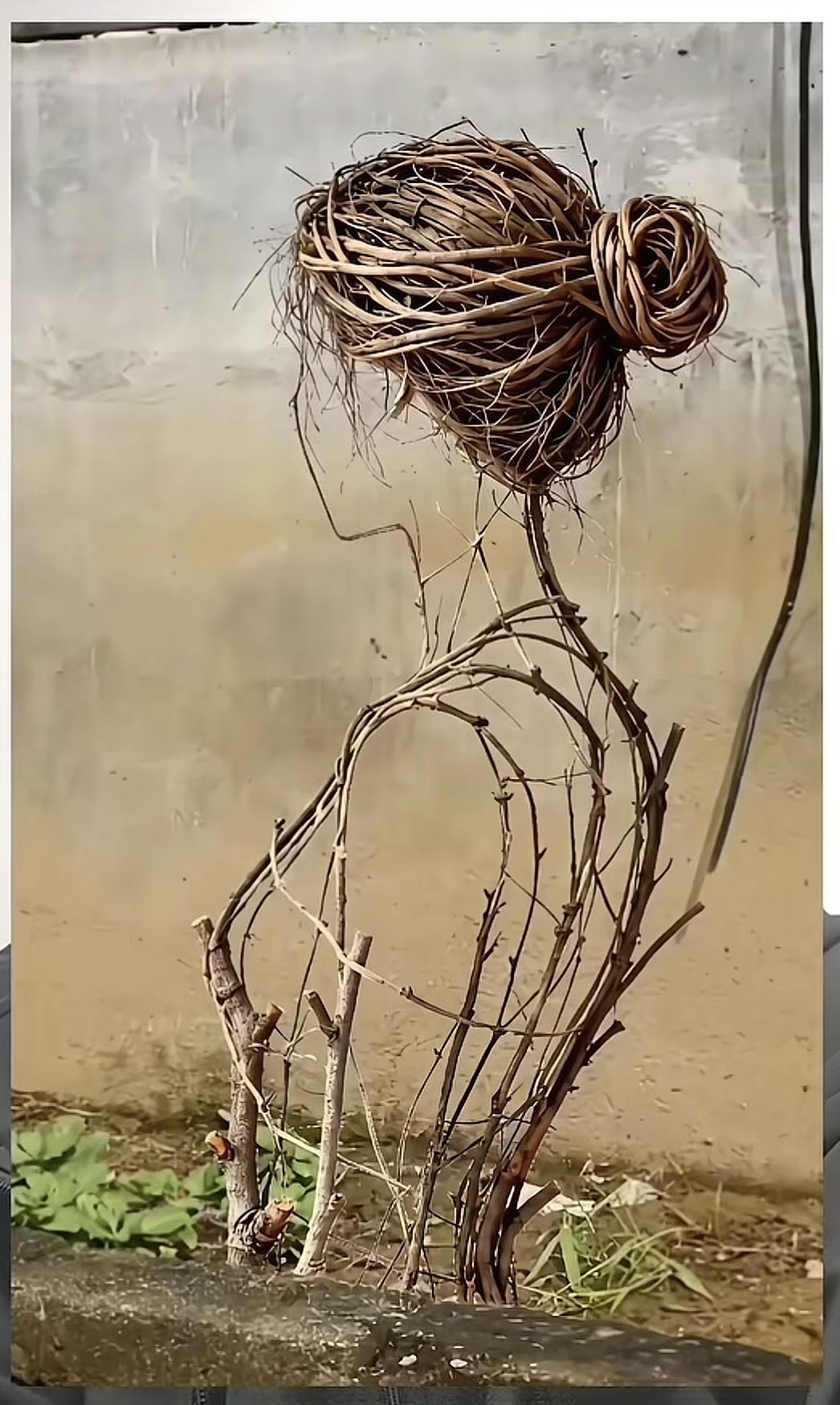 这是一个草编少女，材料来源于树皮藤草，栩栩如生，亭亭玉立，惟妙惟肖。没