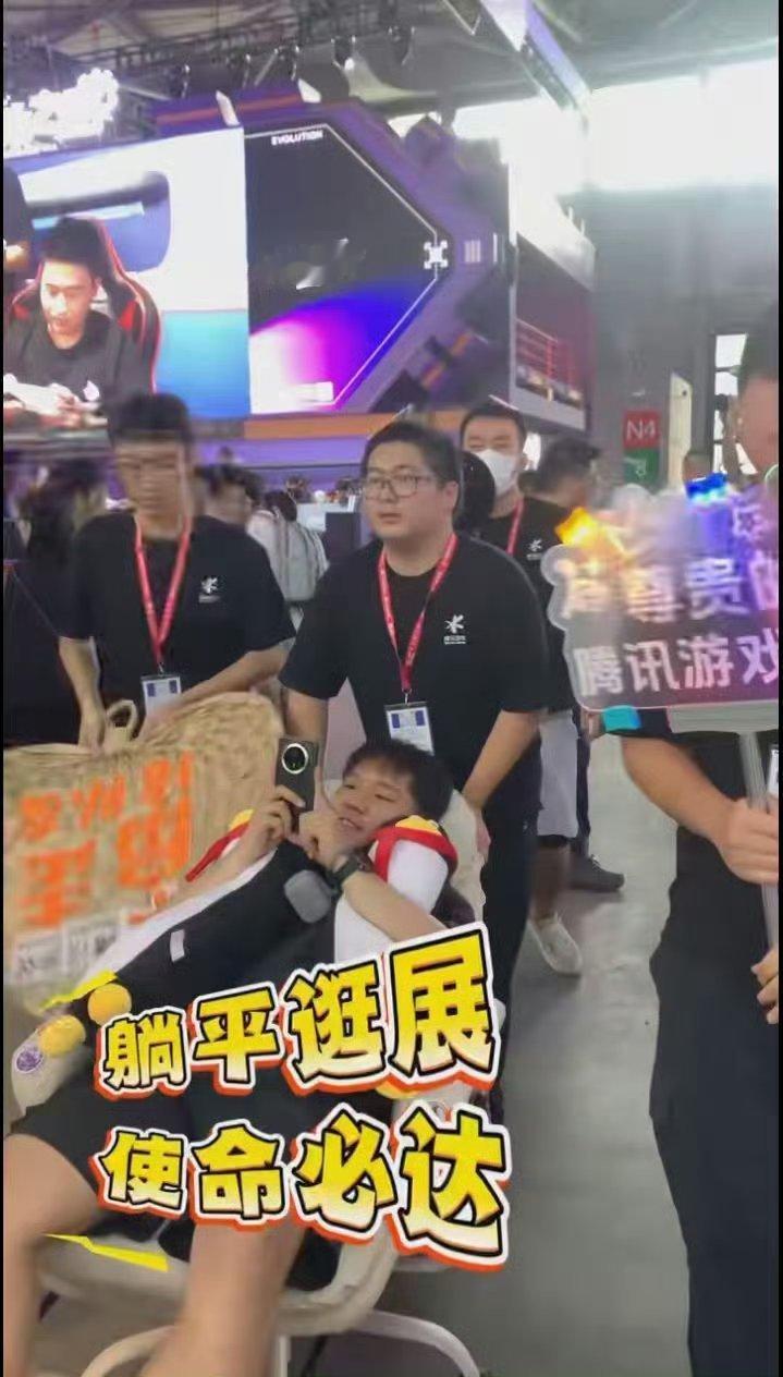 沉浸式体验CJ一条龙服务高温天有降温喷雾和冰饮续命，台风天有雨衣兜底，情绪价值