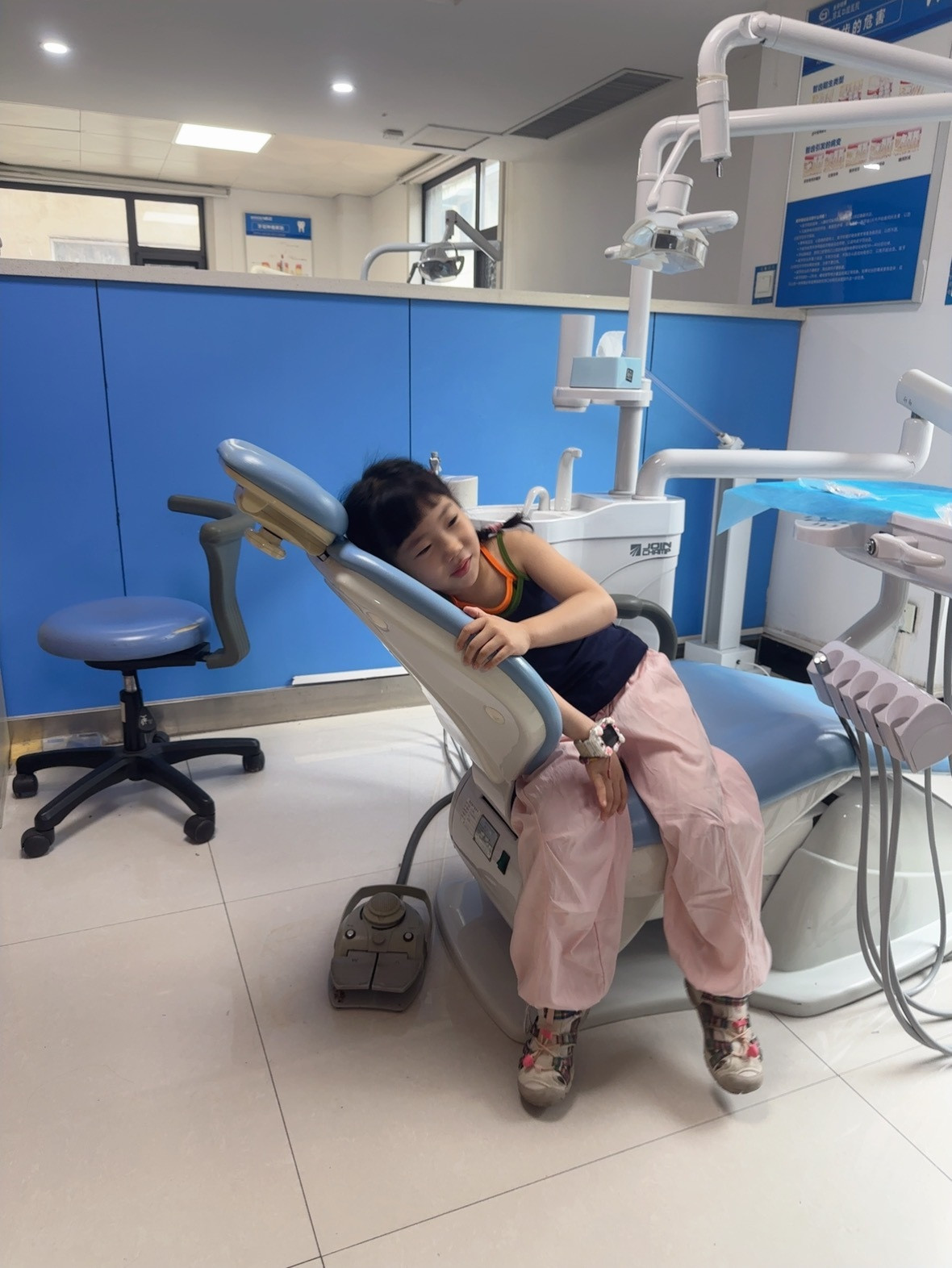 今儿带小满涂氟顺便让医生看看下颌发育之前熟悉的牙医专门把我们领到隔壁部室找专