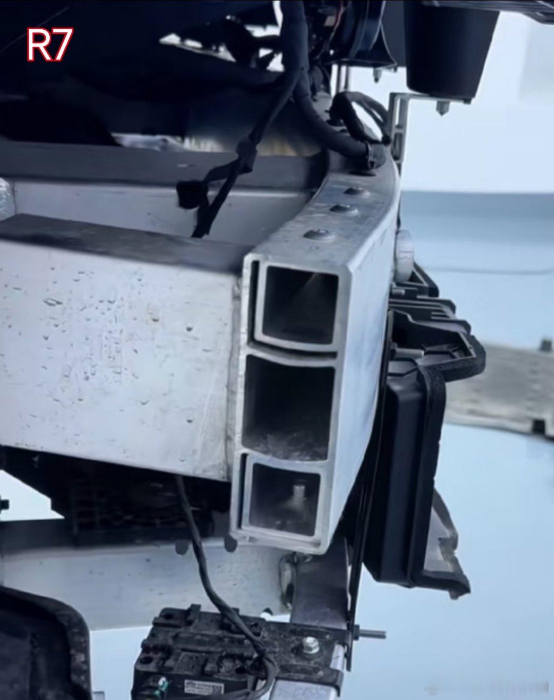 智界r7和星纪元es用了同款前防撞梁目字结构+双层铝制👍🏻