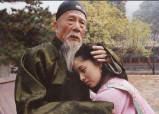 1879年，杭州巡抚谭钟麟午睡起来，路过通房丫头李氏的卧房，见到李氏容貌美丽，便