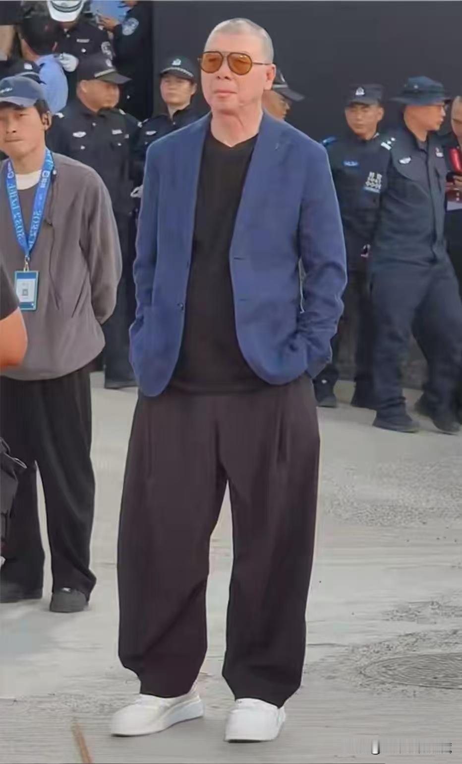 著名导演冯小刚这身穿着太帅气了，蓝色休闲西装外套，内搭黑色V领小毛衣，肥大宽松的