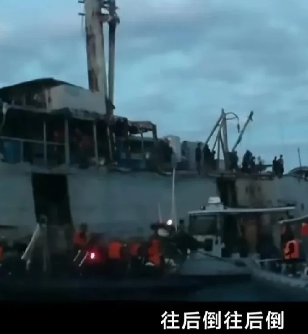海警21551艇用6分钟将菲律宾船只拖走，终于把破船拖走了！“来来来，冲我来