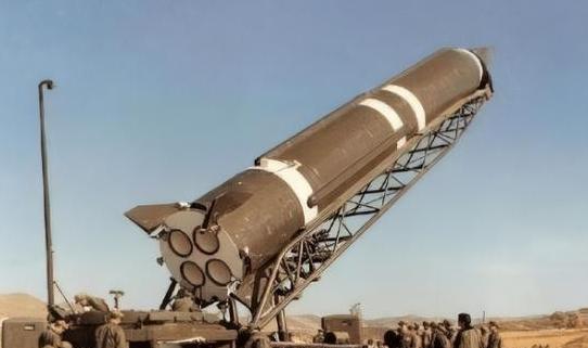 一口气花35亿买东风导弹，又砸150亿请中国团队建立基地，付款极其爽快。谁能想到