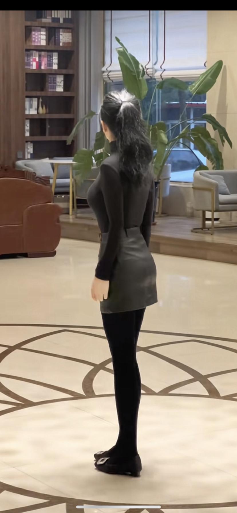 秋日漫步，树影婆娑，时尚穿搭，自信满满。