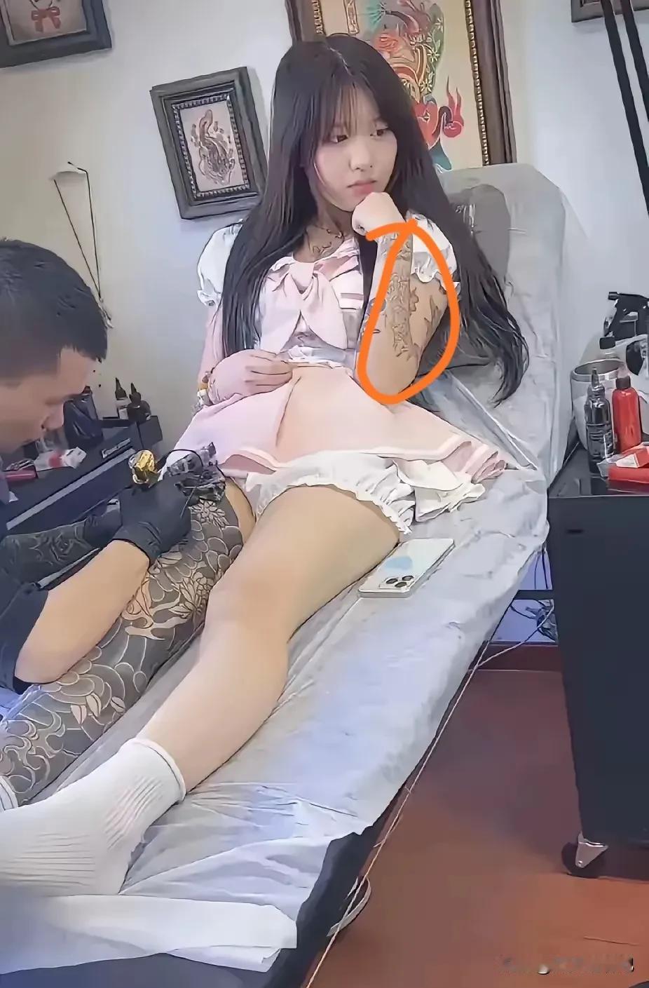想不明白，看似冰洁玉清的女孩，为何要把自己身上纹的花花绿绿的呢？这是心理有