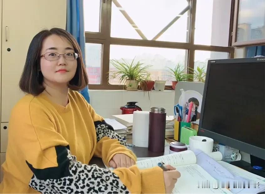 现在的班主任是全世界最惨的任课老师以前的班主任，是班级的话事人；现在的班主任