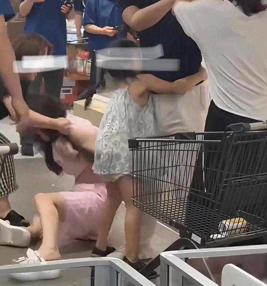 盒马一幕击穿全网，丈夫挽陌生女子挑三文鱼，5岁女儿抱腿发抖，懂事得让人心疼。
