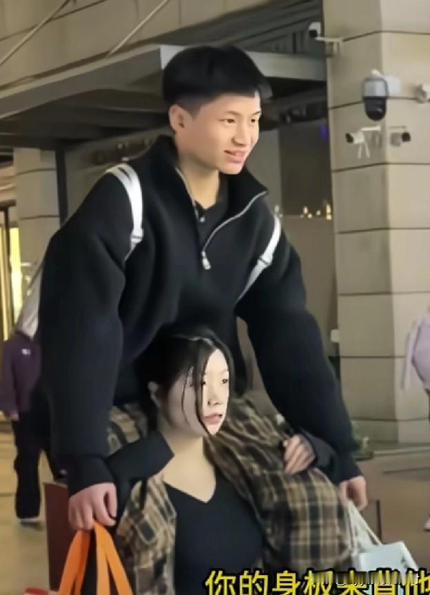 以前都是男孩宠女孩，这回可倒好！换成女孩，把男孩宠上天了！就问问女孩，你以后在家