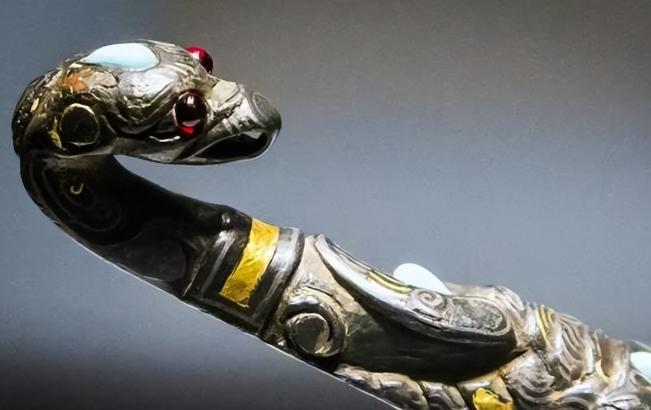 “妈呀，有蛇！”1968年，吉林男子挖地窖时看到一条黑色的蛇，只见那蛇眼冒红光，