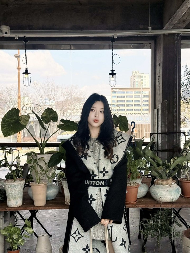 真正拿到结果的韩国嫂子！糖小幽晒照：身着3万LV大衣脚蹬7K爱马仕韩国冠军中单