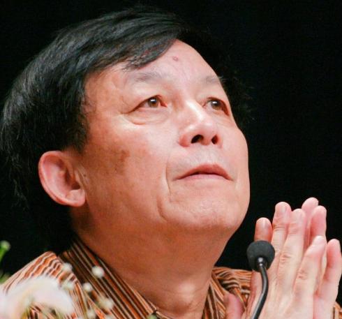 80岁的易中天，声泪俱下的给68岁的日本作家东野圭吾哭丧：“绝对不可以，先生怎么