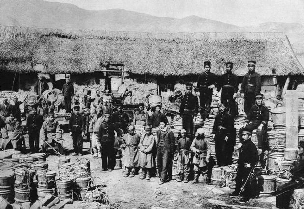 1894年，持续4天3夜的旅顺大屠杀中，一名日军正要割下一名母亲的乳房，2岁的女