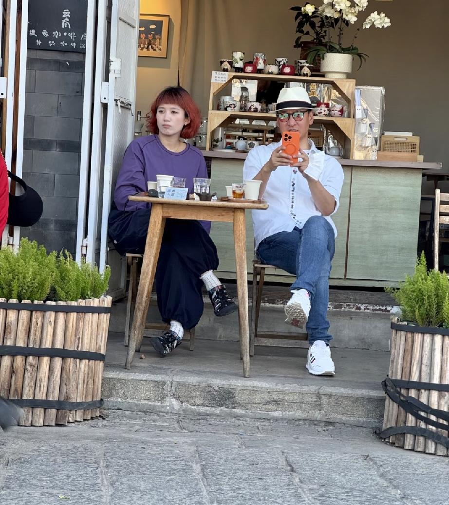 近日，周杰与一名女性友人在云南大理喝茶被偶遇，周杰打扮时尚身材发福，衣服绷得好紧