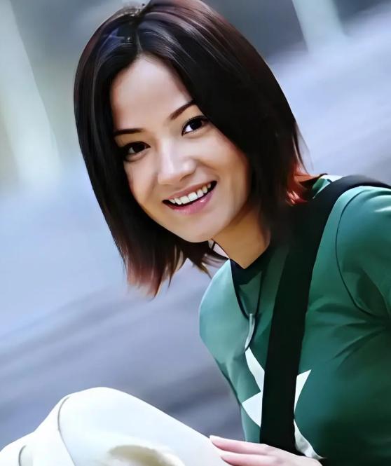 那年，张艺谋捧红了瞿颖，瞿颖却和没名气的李亚鹏谈起了恋爱，张艺谋警告她：他只是看