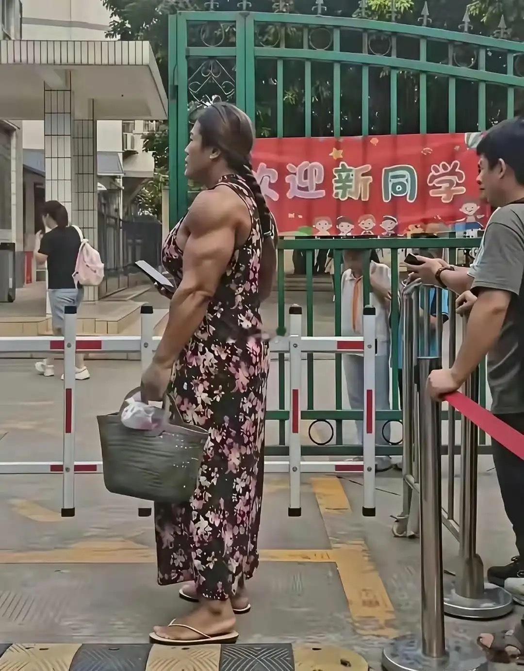 学校门口看见一位家长接小孩，真的被她的手惊呆到了