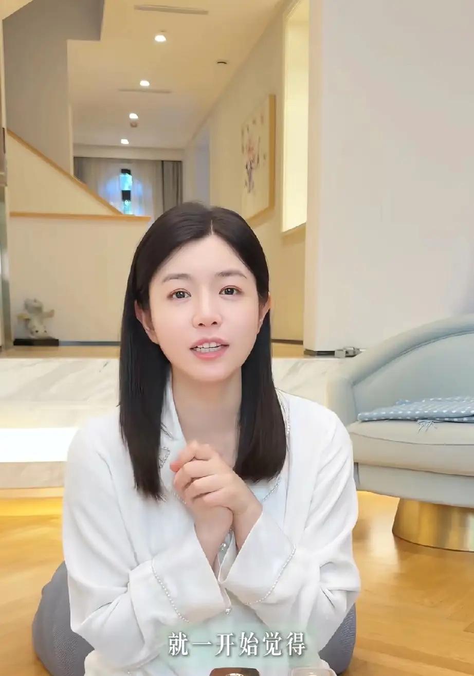 陈妍希现在居家受伤，一只脚打了石膏没法工作，她现在定居北京，北京家中装修是很流行