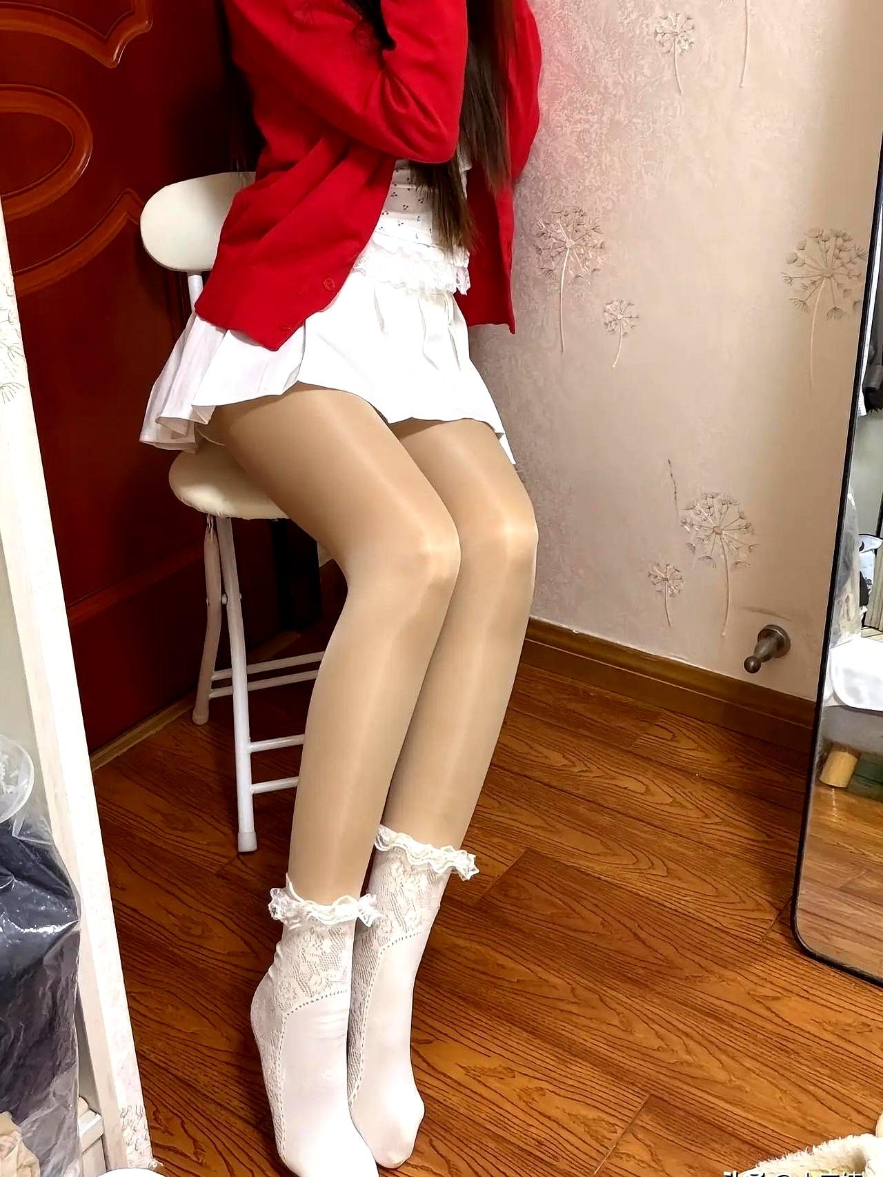 白袜子=土？肉丝才是真职场武器我穿白袜子上班三年，直到领导一句“你腿怎么