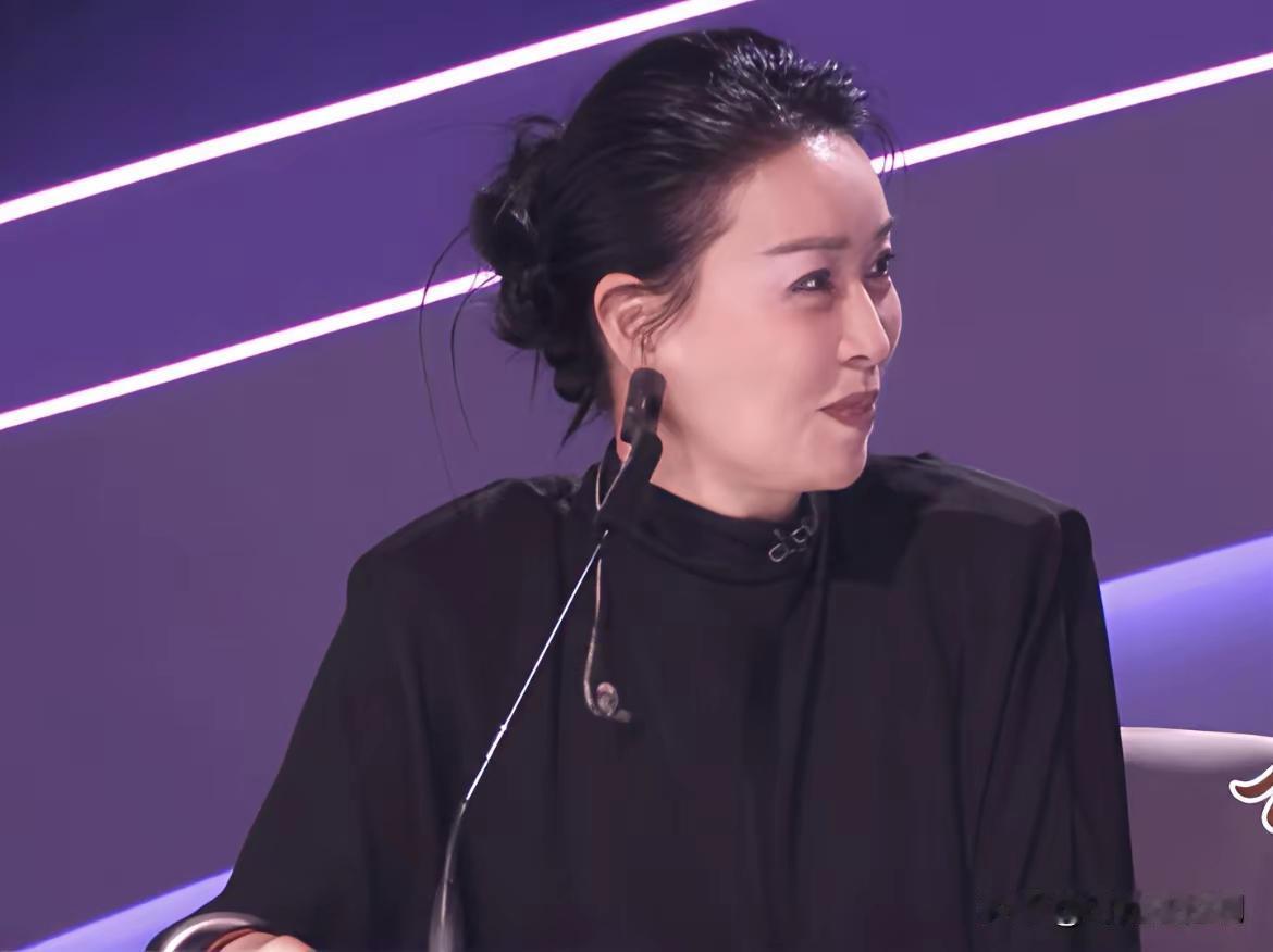 那英变样了单看侧脸，根本认不出是她直到她绽放出标志性的笑容我才将她认出看