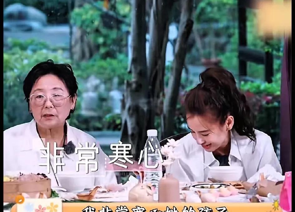 黄圣依的妈妈说：她对外孙安迪很寒心，明明黄圣依的妈妈带外孙很多年，没想到，外孙跟