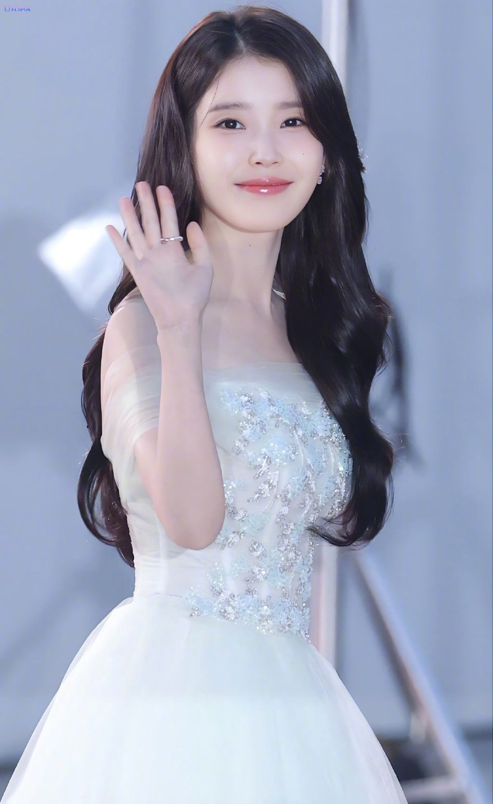 IU青龙视后IU这履历扔到内娱90花里，是不是有点降维打击？唱歌能开巡演、音源能