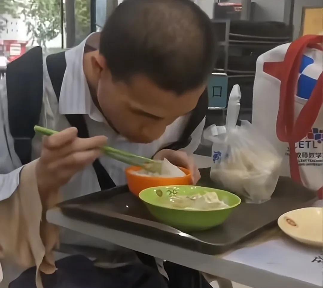 看了他在北大食堂不少吃饭视频，正如家属所说，他是真不吃荤的，只吃素的，有时吃完饭