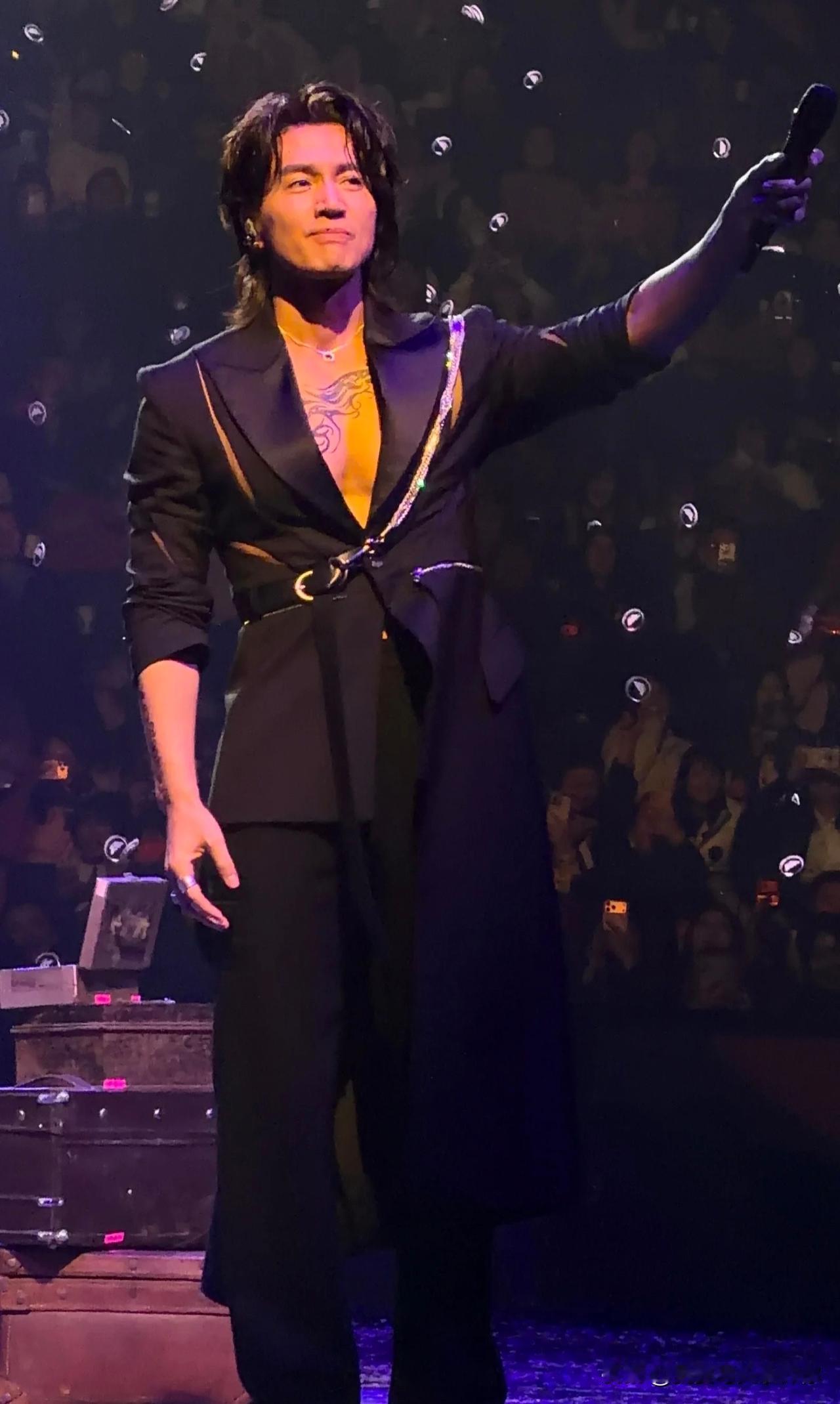 问去上海看了F4演唱会的朋友：少了朱孝天，这场青春纪念还能看吗？他的回答让我愣