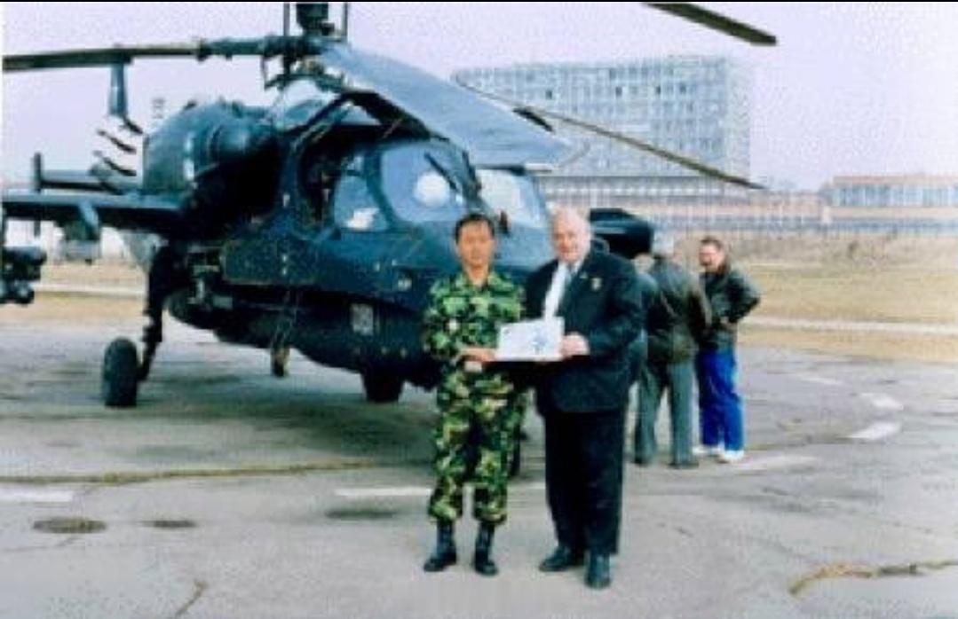 2001年，韩国飞行员试飞卡-52K武装直升机。这个卡-52K是卡莫夫设计局争取韩国AH-X项目的产