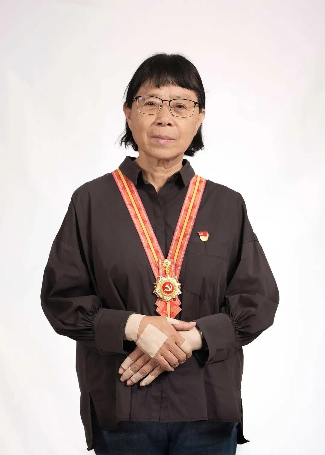 要是问我喜不喜欢张桂梅老师这样的人？我得说，这哪是“喜欢”能形容的啊！看着她在大