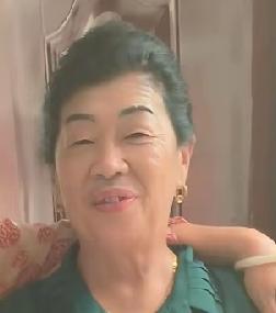 贺娇龙母亲胡秀英，妹妹贺丽丽，丈夫闫勇杰。娘家一家4口只剩下2人，夫家只有1人，