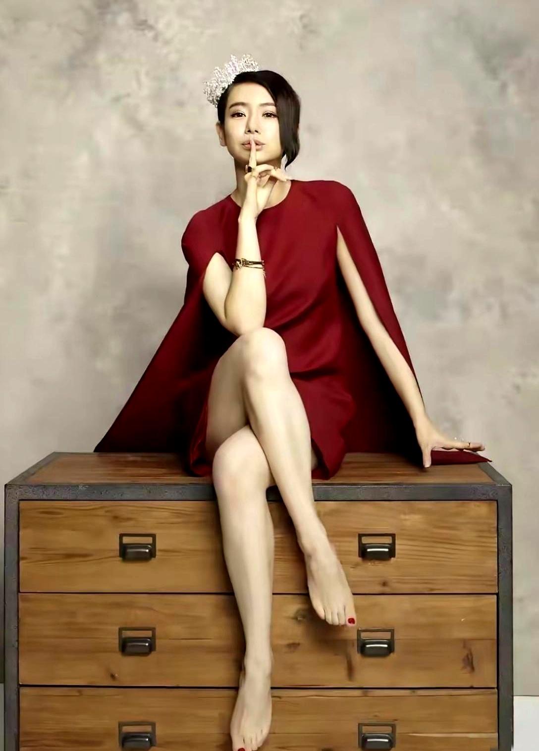 说实话，我一直觉得戚薇挺“敢”的很多女明星对自己的小瑕疵藏着掖着，生怕被人拿出