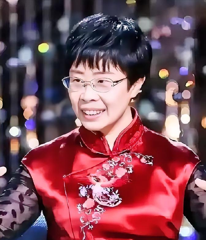 你敢信吗？前阵子还在诗词大会上温温柔柔讲唐诗宋词的蒙曼，就因为聊了几句清朝，直接