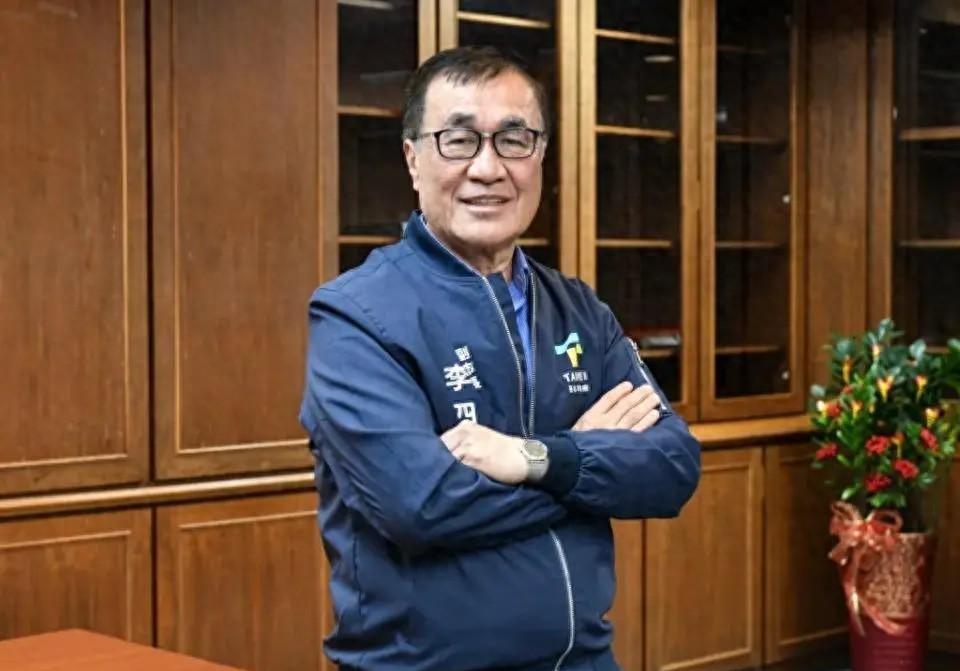 新北市长选战胶着，侯友宜不出马谁撑得住？，李四川领先1.5%却像站在悬崖边。新