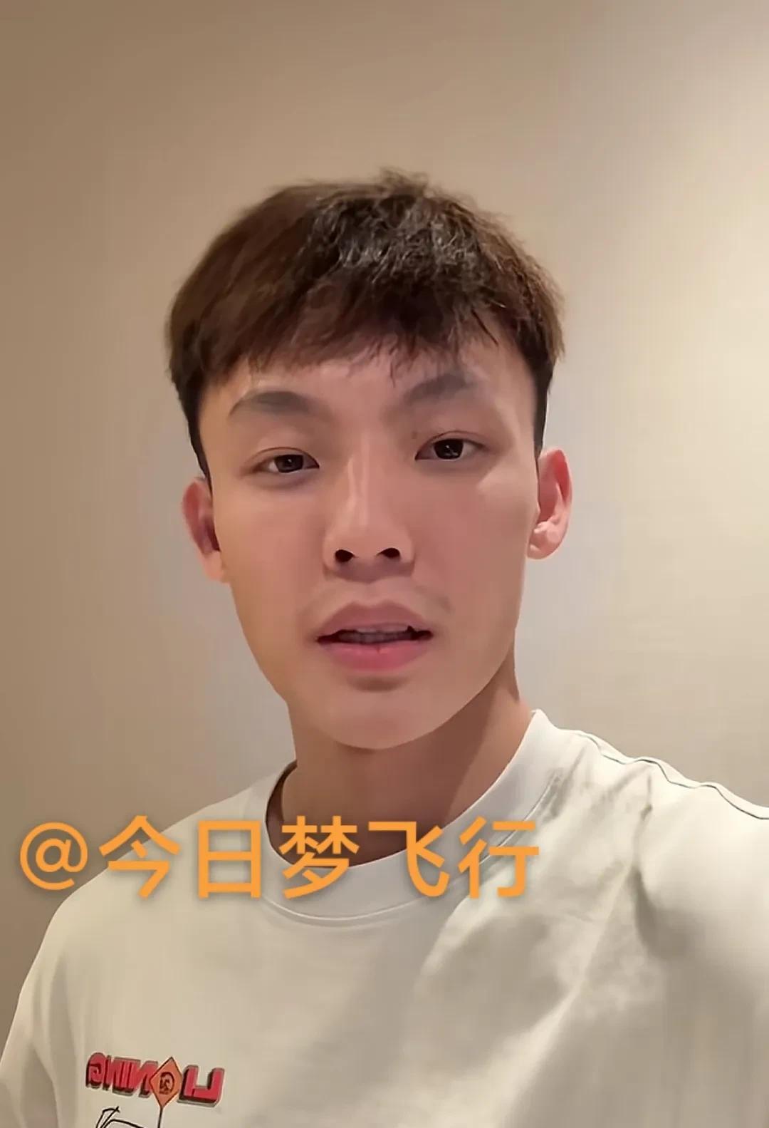 去拿徐杰签名！去园洲镇吃烧鸡！昨天。广东队球员徐杰拍发了视频，为“国庆杯”园洲