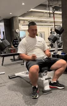 这无疑是一种向上推举的绝佳方法，起码在力竭之时不会失控，而且由于力量不够而致使肩