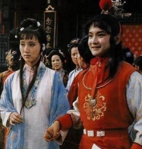 1987年，欧阳奋强刚进《红楼梦》剧组，满心想着演好贾宝玉，结果第一顿饭就撞上了
