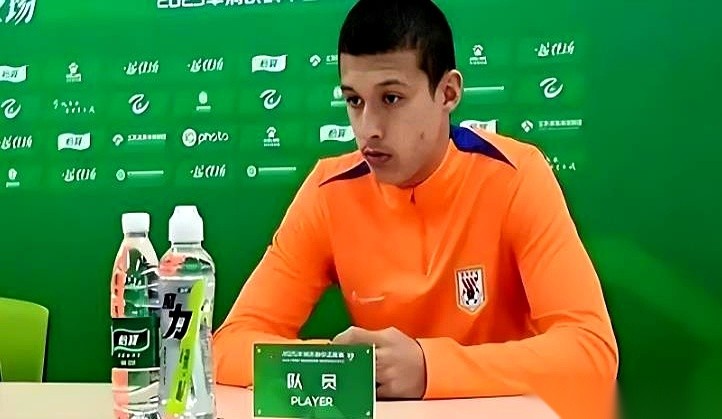 U23国足迎战强敌伊朗的硬仗即将打响，主帅安东尼奥正紧攥着手里那张即将打出的变阵牌。上一场踢朝鲜，看