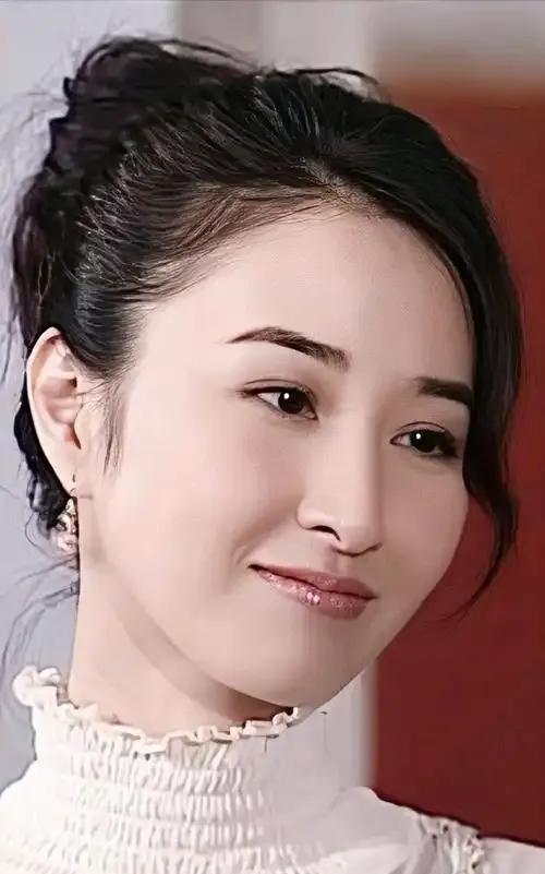 61岁的关咏荷素颜出镜，面部状态令人惊叹。岁月似乎格外偏爱她，无医美修饰下，肌肤