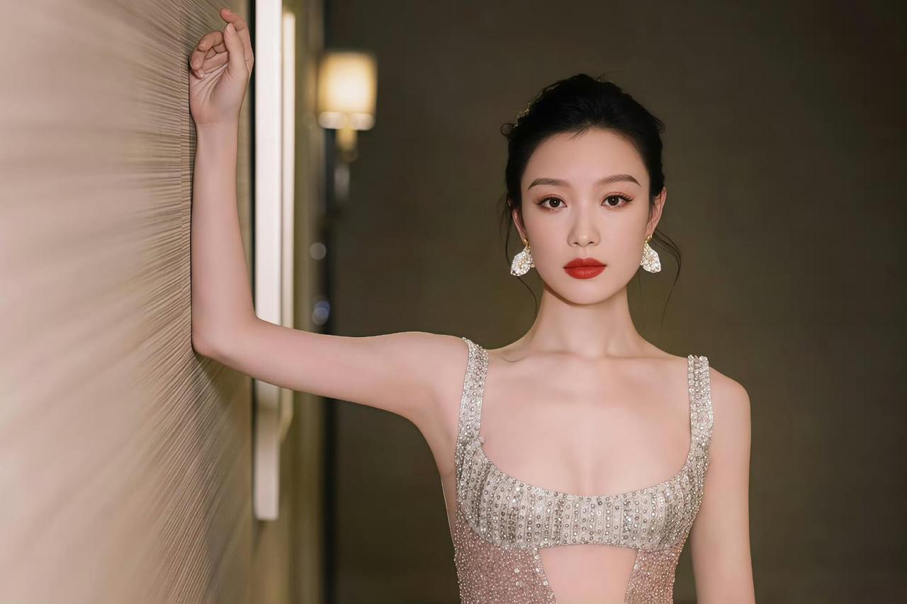 倪妮我把千万颗星子缝进裙裾的褶皱里让光在皮肤上行走吻过锁骨，漫过腰际