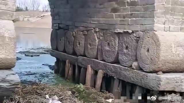 真是佩服古人的智慧啊！谁敢相信这座百年古桥，桥墩下面竟然是靠着几排木头来支撑的，