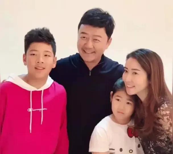 郭涛这一家子真是绝了！俩孩子完全是他复制粘贴出来的，哈哈哈这基因也太霸道了吧！