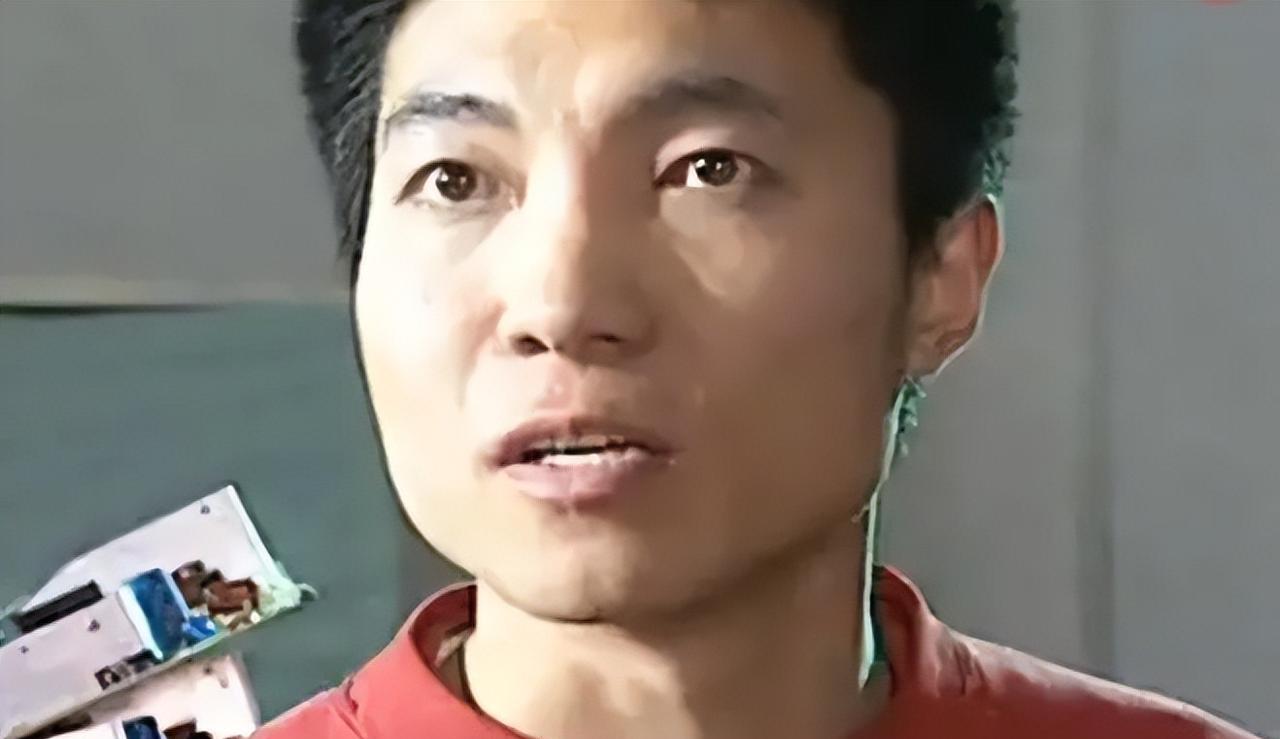 1995年，一名韩国女老板走进车间，她威胁120多名中国员工：“全部跪下，不跪的