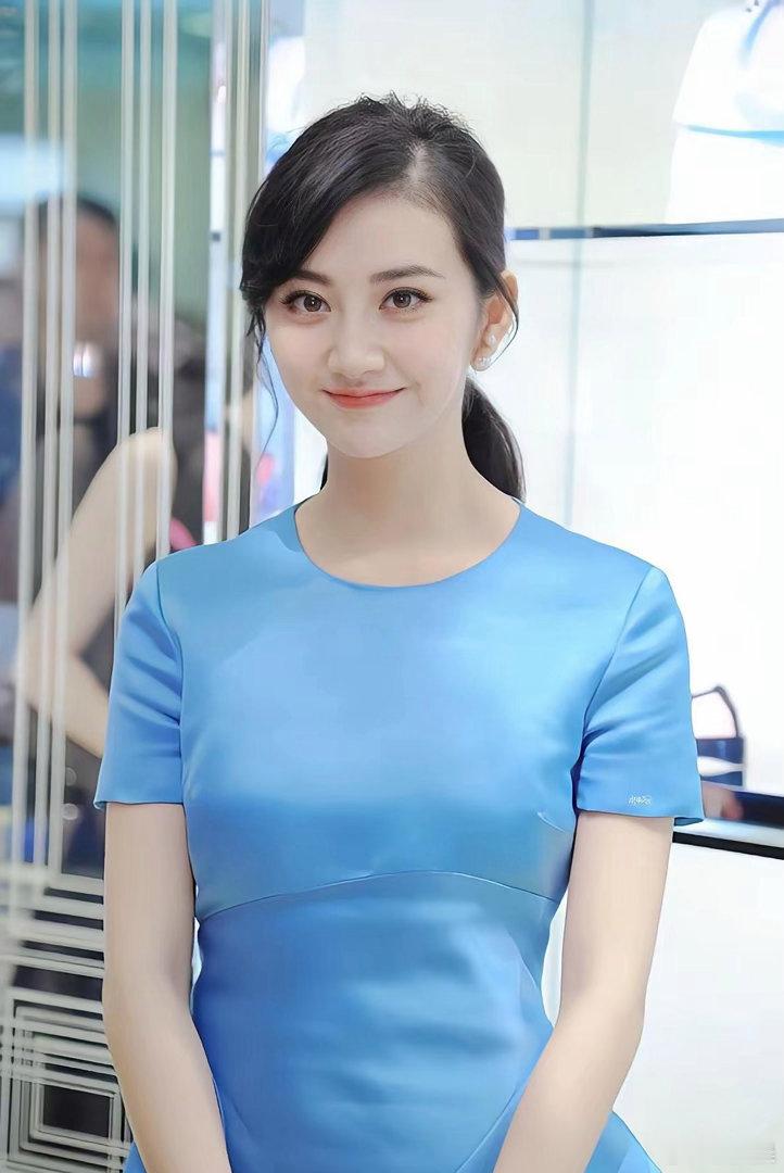 景甜一袭淡雅蓝裙上身，身姿曼妙气质温婉，一举一动尽显温柔动人的独特韵味。