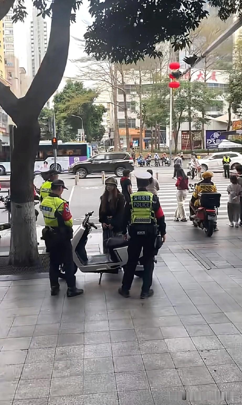 交警年初八开工抓电动车了年初八，街头的年味还没散，交警们已经火力全开，在路