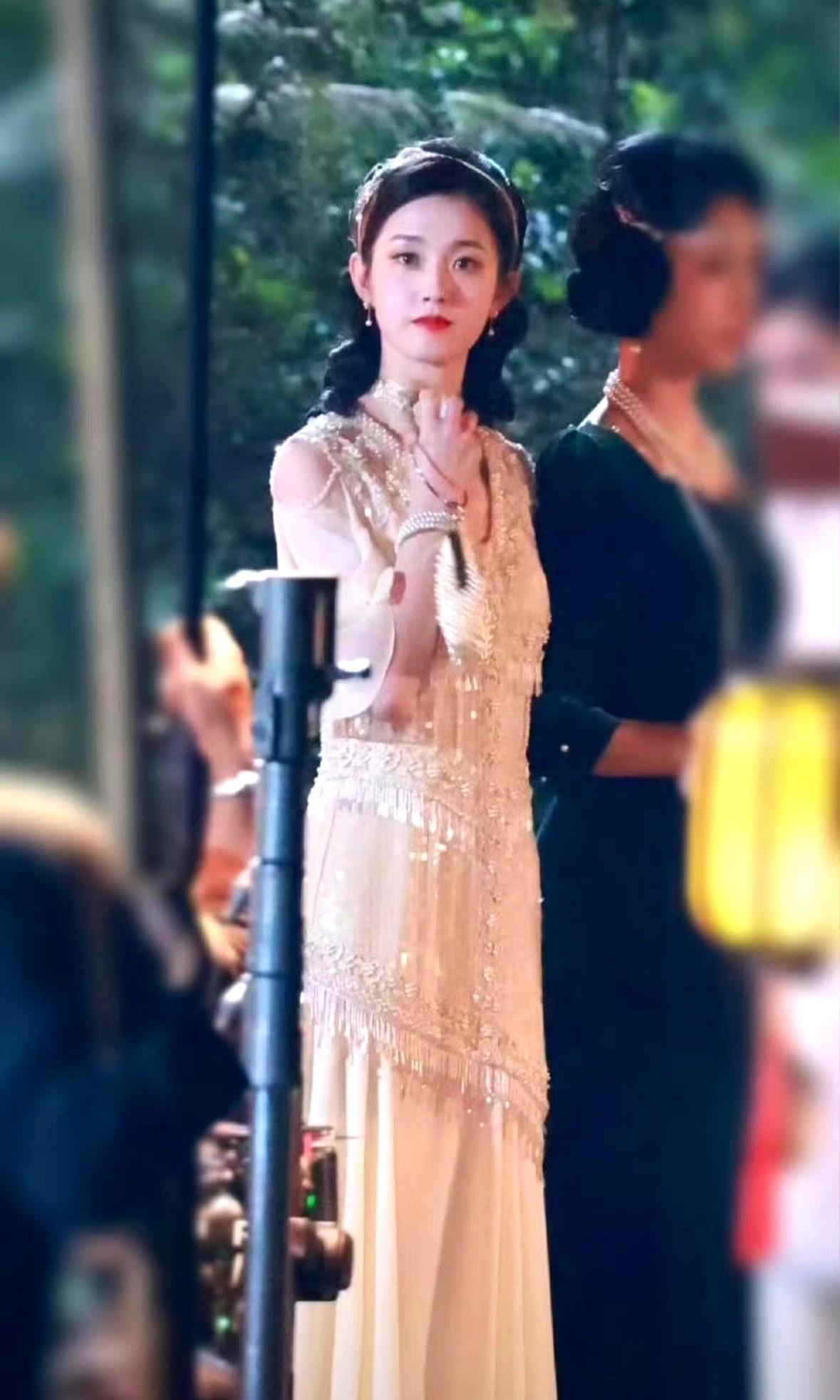 “她抢男人，我却先原谅了她。”弹幕飘过这句，点赞破万。郭宇欣在《玉簟秋》里演