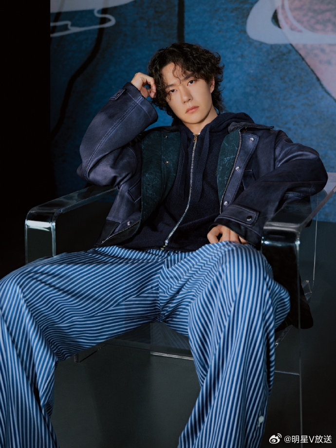 罗意威大秀阵容星光熠熠，共启时尚新篇！王一博凭借冷冽先锋的独特气质，赋予时尚更