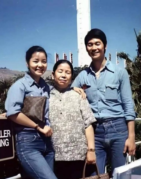 1978年，邓丽君和妈妈、三哥在洛杉矶拍下的一张合照。这时候她25岁，已经红遍亚