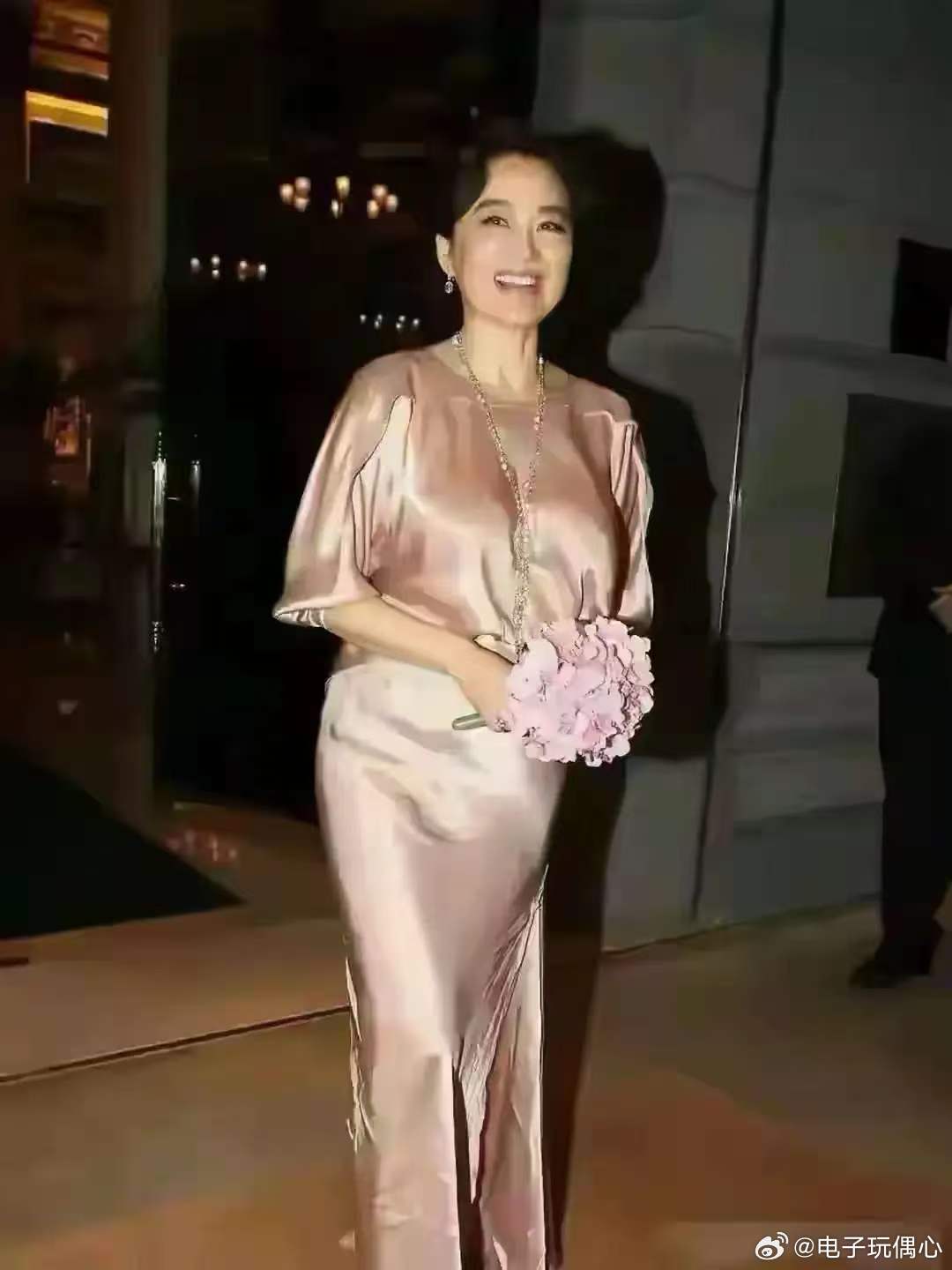 她怎么大变模样了，身材臃肿，颜值在线，就算是胡慧中、王祖贤见了都是甘拜下风的存在