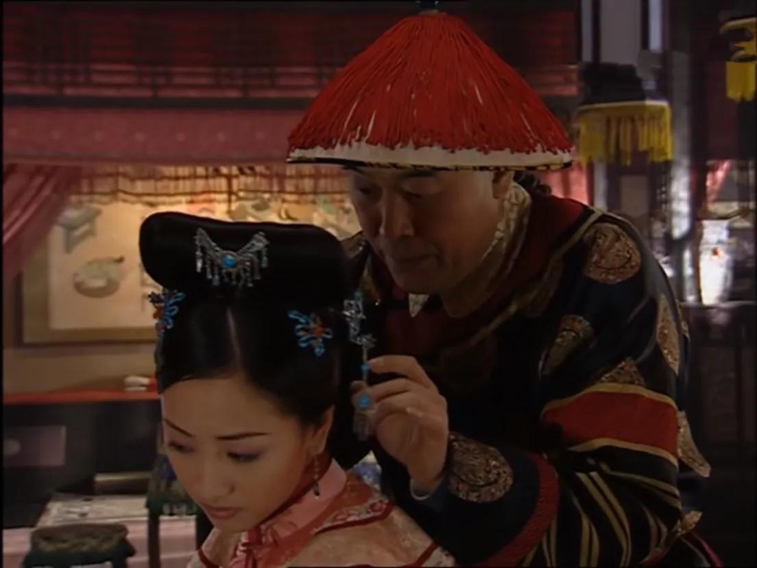 1903年，慈禧19岁的贴身宫女嫁给了60岁的老太监，新婚夜，老太监一把扯掉自己